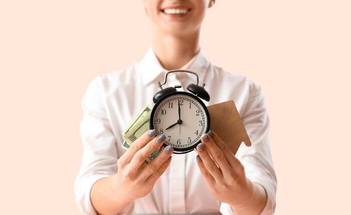 how many hours do real estate agents work